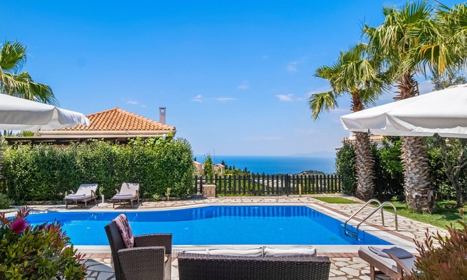 Tsoukaladhes Villa | Villa "Evelyn" Oceanfront Escape with Private Pool & Wi-Fi