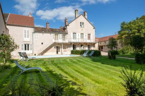 Savigny-les-Beaune Apartment | Villa Fémina: Oceanfront Bliss with Pool & Child-Friendly Amenities