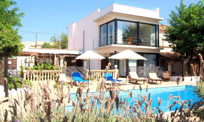 Palma de Mallorca Villa | Beachfront Villa with Pool & Garden - Perfect for Families