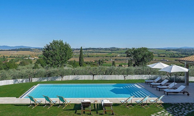 Foiano della Chiana House | Villa Fara B: Elegant Apartment Amid Olive Groves & Pool