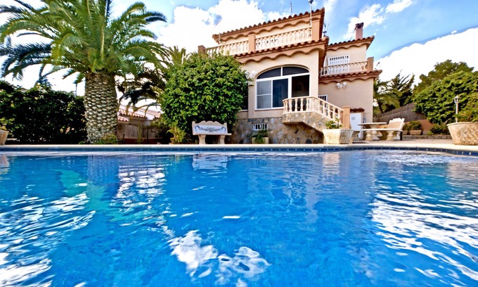 L'Ampolla Villa | Relax at Villa Faro: Poolside Retreat with Kitchen Access