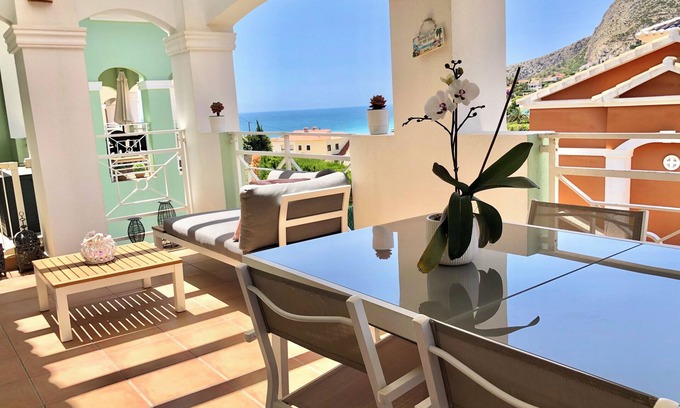 La Canuta House | Relax at Villa FARO VERDE with Oceanfront Pool & Spa
