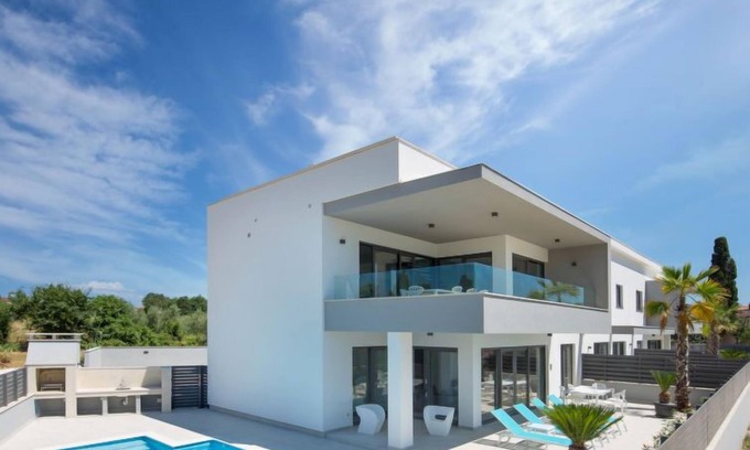 Fazana Apartment | Elegant Villa Fasana with Oceanfront Pool and Spa