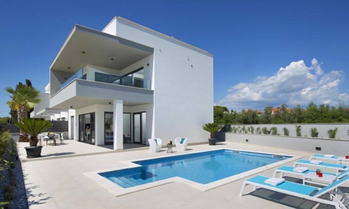 Fazana Apartment | Experience Villa Fasana: Oceanfront Bliss with Spa Access