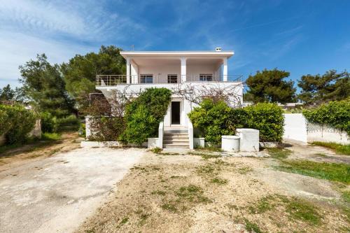 Campomarino di Maruggio Apartment | Villa Fiorezza: Family & Pet-Friendly Getaway Awaits