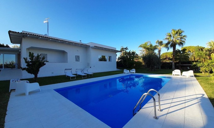 Fontane Bianche Villa | Villa Flavia: Prime Oceanfront Apartment with Private Pool