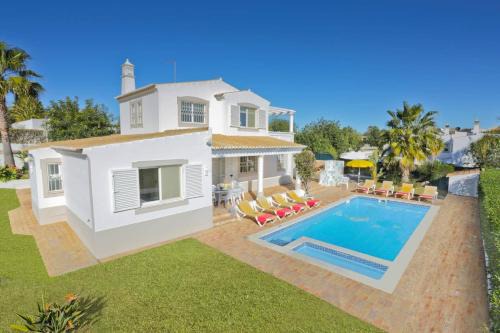 Guia Villa | Villa Flor by Villa Plus: Poolside Retreat with 9.3/10 Rating
