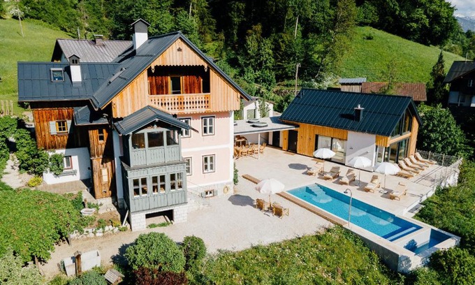 Bad Goisern Villa | Villa Flora: A Year-Round Oceanfront Retreat