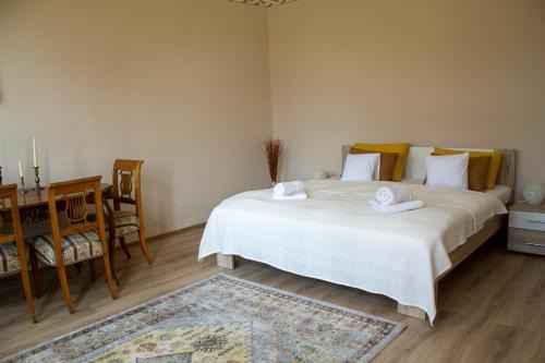 Kiskunmajsa Villa | Villa Flora: Guest Rated 9.9, Perfect for Families