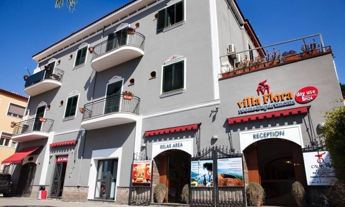 Pompei House | Villa Flora: Pet-Friendly Getaway with Spa and Breakfast