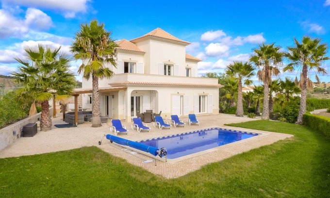 Conceicao Villa | Villa Flora Martins: Family-Friendly Retreat with Pool & Views