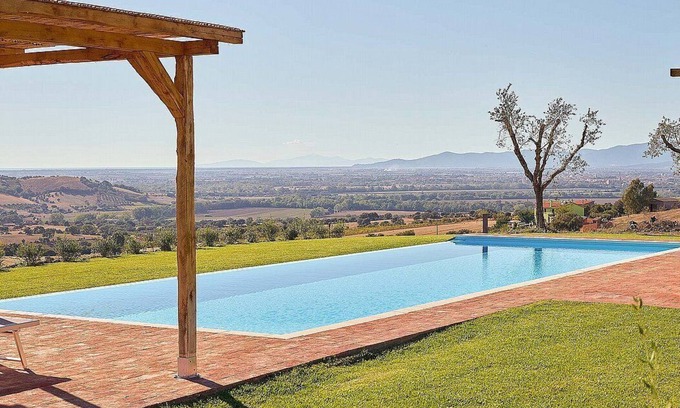 Grosseto Villa | Villa Flores: Elegant Two-Story Retreat with Free Wi-Fi