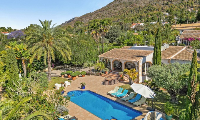 Ermita Villa | Villa 'Flores': Private Pool, Ocean View & Modern Comforts