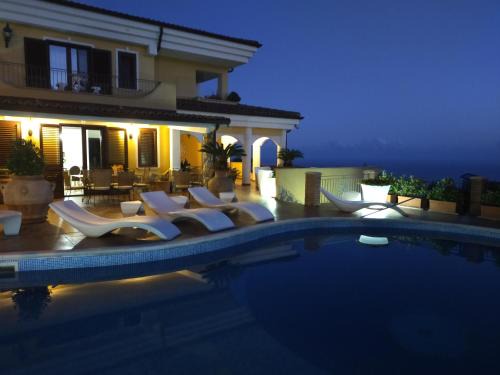 Paola Bed & Breakfast | Villa Fontana Saia: Guest Rated 10/10 with Pool & Hot Tub