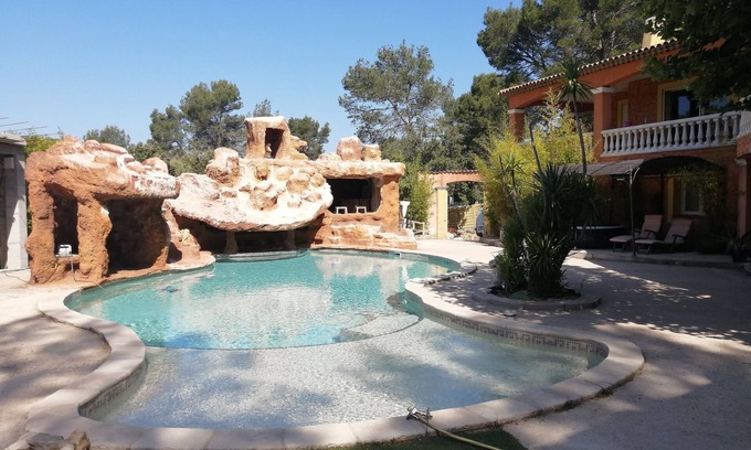 Vidauban House | Inviting Villa for 4 with Shared Pool and Family Amenities