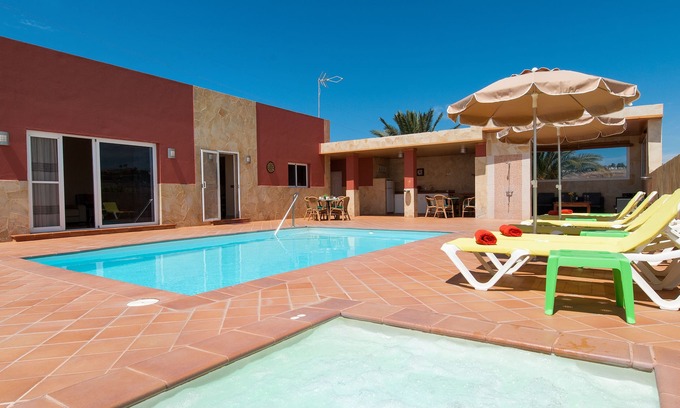 San Bartolome de Tirajana House | Elegant Villa with Pool and Jacuzzi for 4 to 12 Guests