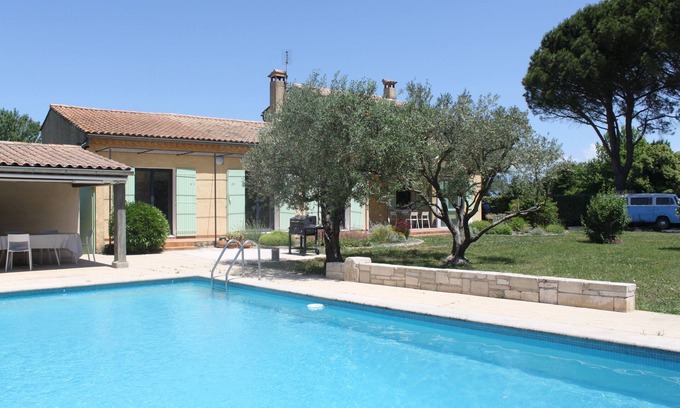 Entraigues-sur-la-Sorgue Villa | Exceptional Villa LES Deux Pins with Pool in Provence