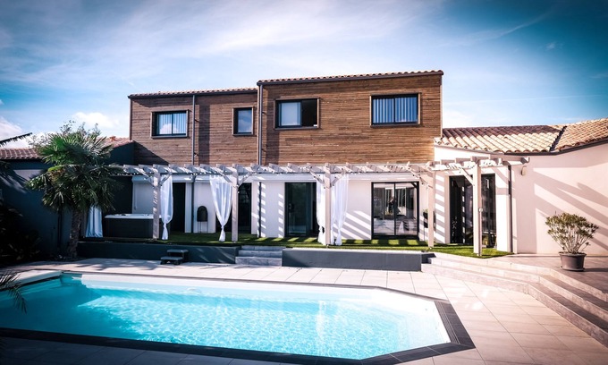 Saint Laurent de la Pree Villa | Contemporary Villa Aixkeys with Pool, 5 Min to Fouras Beaches
