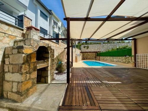 Kusadasi City Centre Villa | Villa Güzelada: Oceanfront Escape with Pool & Hot Tub
