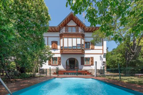 Burlada Villa | Villa Ganbara: Pet-Friendly Retreat Near Pamplona