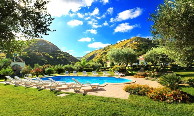 Gasponi Bed & Breakfast | Villa Garden: Oceanfront Escape with Amazing Amenities