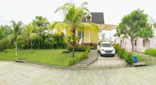 Sukaraja House | Relax at Villa Gathering Yuni Syahla with Pool Access