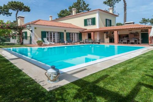 Charneca de Caparica e Sobreda Villa | Elegant Villa Gerbera with Oceanfront Views & Pool Access