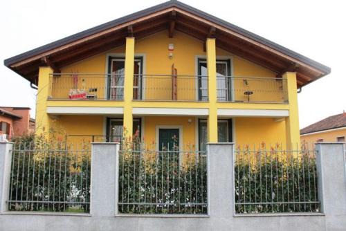 Cornaredo Villa | Highly Rated Villa Ghisolfa with Kitchen & Breakfast