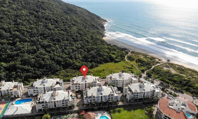 Ingleses do Rio Vermelho Apartment | Villa Giardino: Beachfront Retreat with Pool & Sports Court