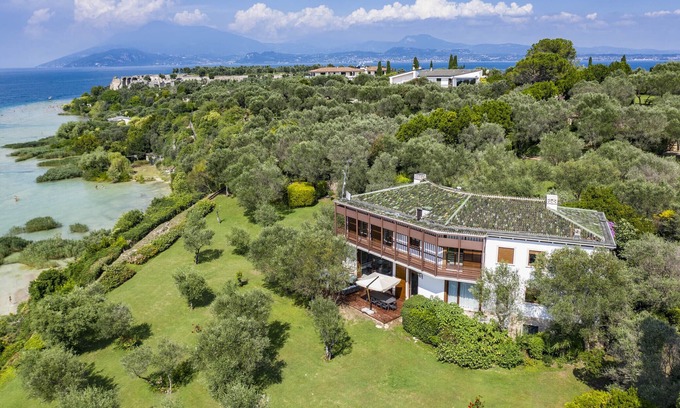 Sirmione House | Relaxing Retreat at Villa Giustiniani with Ocean Views