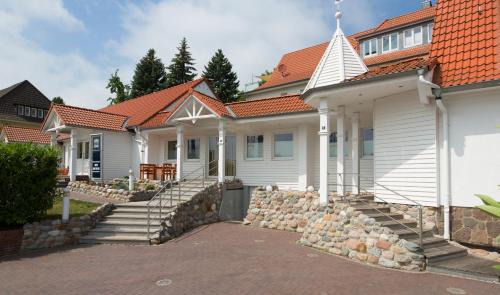 Alt-Travemunde/Ronnau Apartment | Elegant Villa Godewind: Oceanfront Retreat with Pet-Friendly Perks