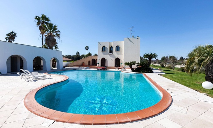Galatina Villa | Relax at Villa Golia: Pool, Jacuzzi & Tennis in Galatina