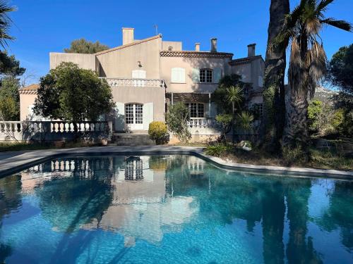 Eoures Villa | Relax at Villa Grand Cèdre: Oceanfront Bliss for Families