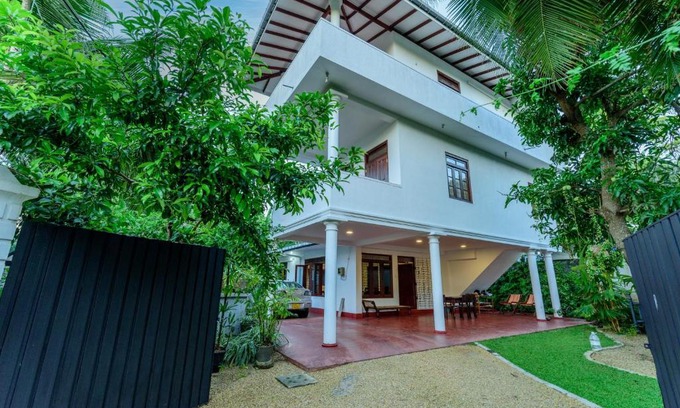 Nalagasdeniya House | Top-Rated Villa Guru Hikkaduwa with Breakfast & Kitchen