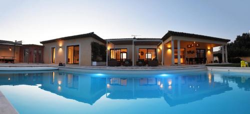 Domazan Villa | Villa Hameau de Signargues: Poolside Retreat Near Avignon