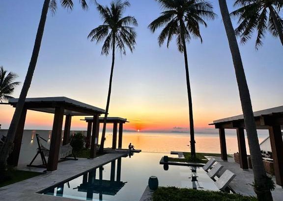 Na Thon Villa | Beachfront Villa Hanna: 4-Star Oasis with Ocean Views