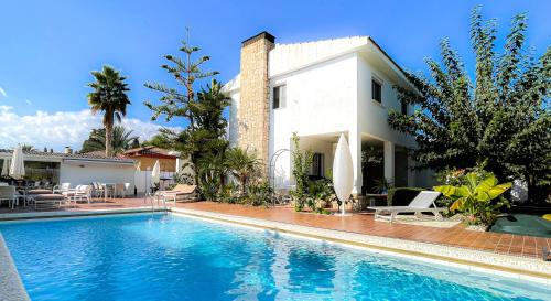 San Vicente del Raspeig Villa | Villa Haygón: Private Pool, BBQ & Sauna with Ocean Views