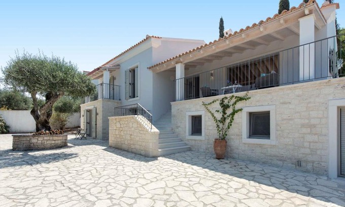 Kassiopi Villa | Villa Helonaki: Family-Friendly Retreat with Pool & Kitchen