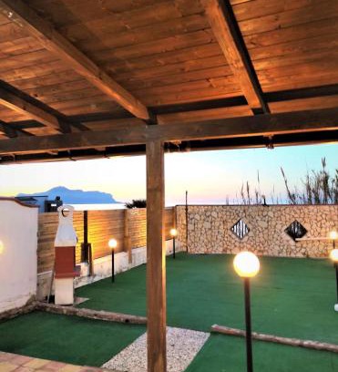 Ficarazzi Apartment | Villa Hemingway: Oceanfront Retreat with Perfect 10 Rating