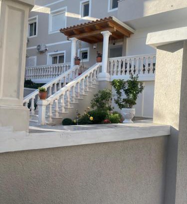 Sarande Apartment | Villa Henrik: Beachfront Haven in Saranda Centrum