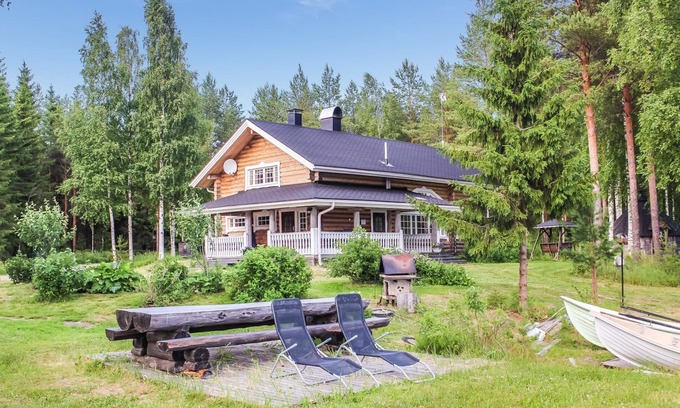 Pieksamaki House | Unforgettable Stay at Villa Hermanni with Spa & Lake View