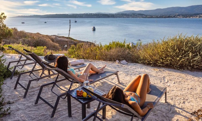 Six-Fours-les-Plages Bed & Breakfast | Villa Hippocampe: Oceanfront Escape with Pool & Hot Tub
