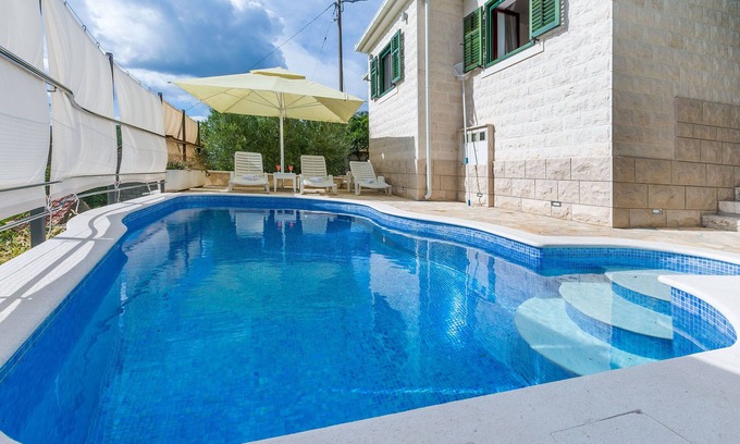 Zvecanje House | Guest Rated 10/10: Villa Holiday Home Zvečanje Awaits