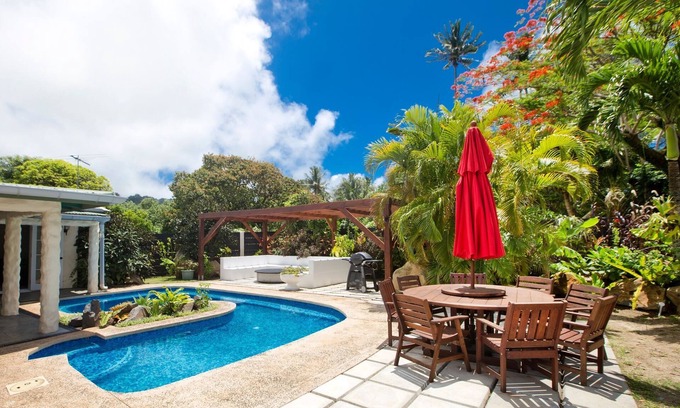Tapere of Titikaveka House | Villa Honohitu: Poolside Retreat with BBQ & Mini Bar