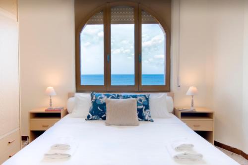 San Giovanni di Sinis Apartment | Villa Horus San Giovanni Sinis: Oceanfront Retreat with Garden