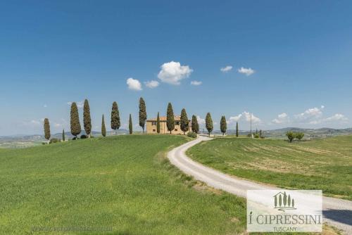 Pienza Villa | Relax at Villa I Cipressini: Spa & Heated Pool in Toscana