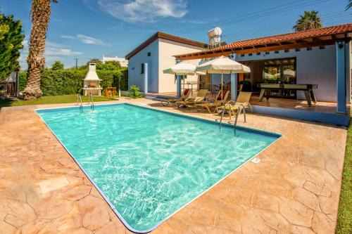 Polis Villa | Villa Ibiscus: Family-Friendly Retreat with Pool & Kitchen