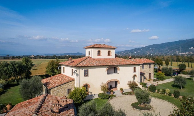 Puliciano Villa | Oceanfront Villa Il Granducato: A 4-Star Family Retreat
