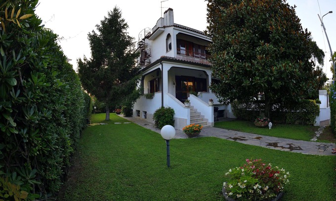 Lavinio Lido di Enea Villa | Peaceful Villa Immersa nel Verde with Spa & Pet-Friendly Stays