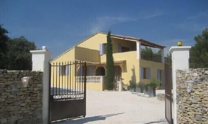 Cabrieres-d'Avignon Villa | Serene Villa with Scenic Views and Inviting Amenities